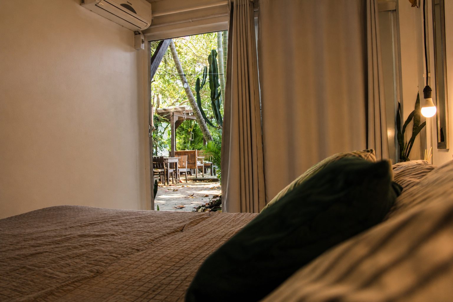 Quarto 001 — cama e vista para a lagoa