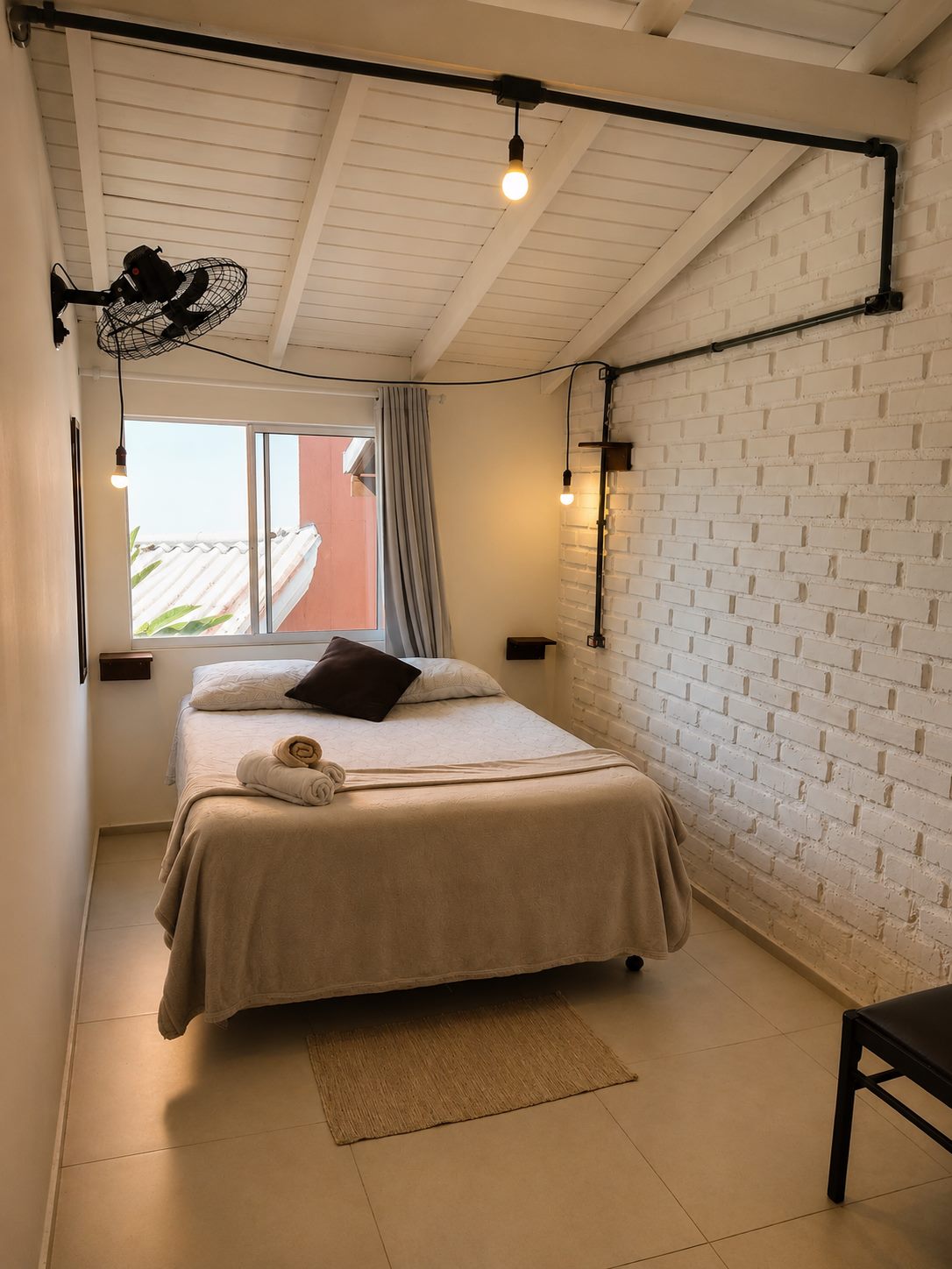 Quarto 203 — Cama de casal, teto com vigas expostas
