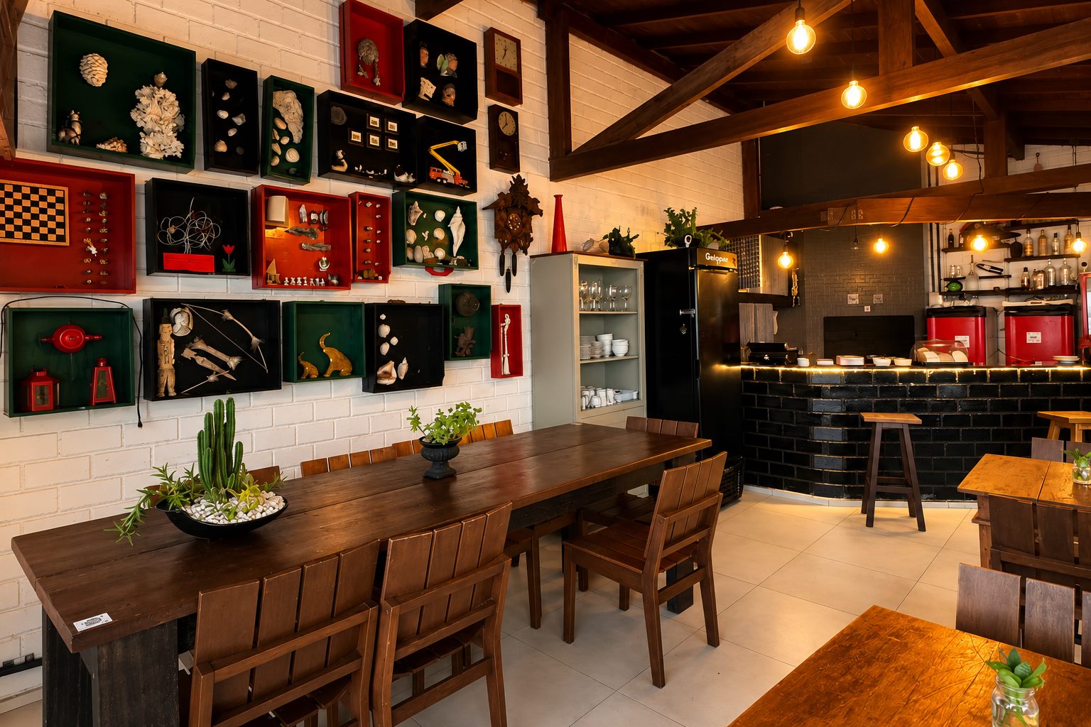 Salão com parede de curiosidades curadas e mesa comunitária, ambiente para eventos